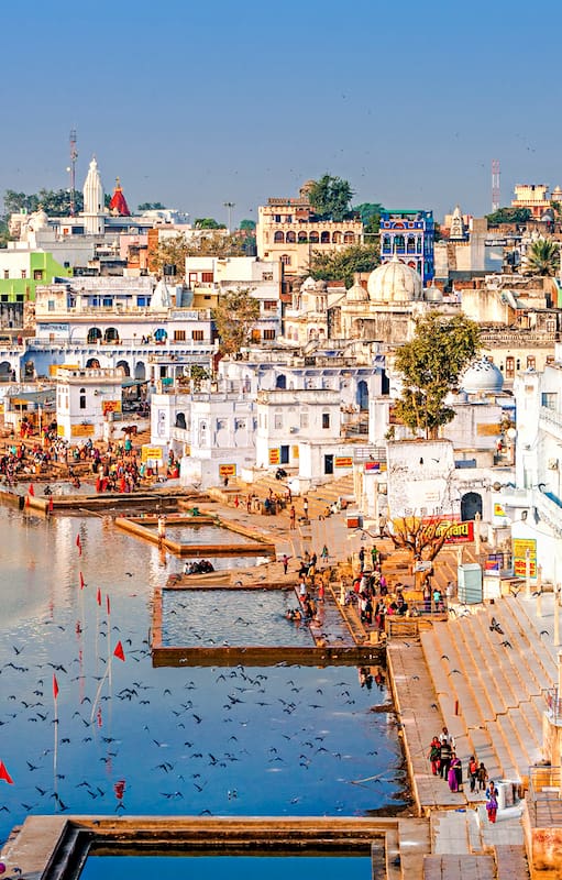 Los peregrinos se bañan en los ghats o escalinatas que rodean al lago sagrado y al templo de Brahma