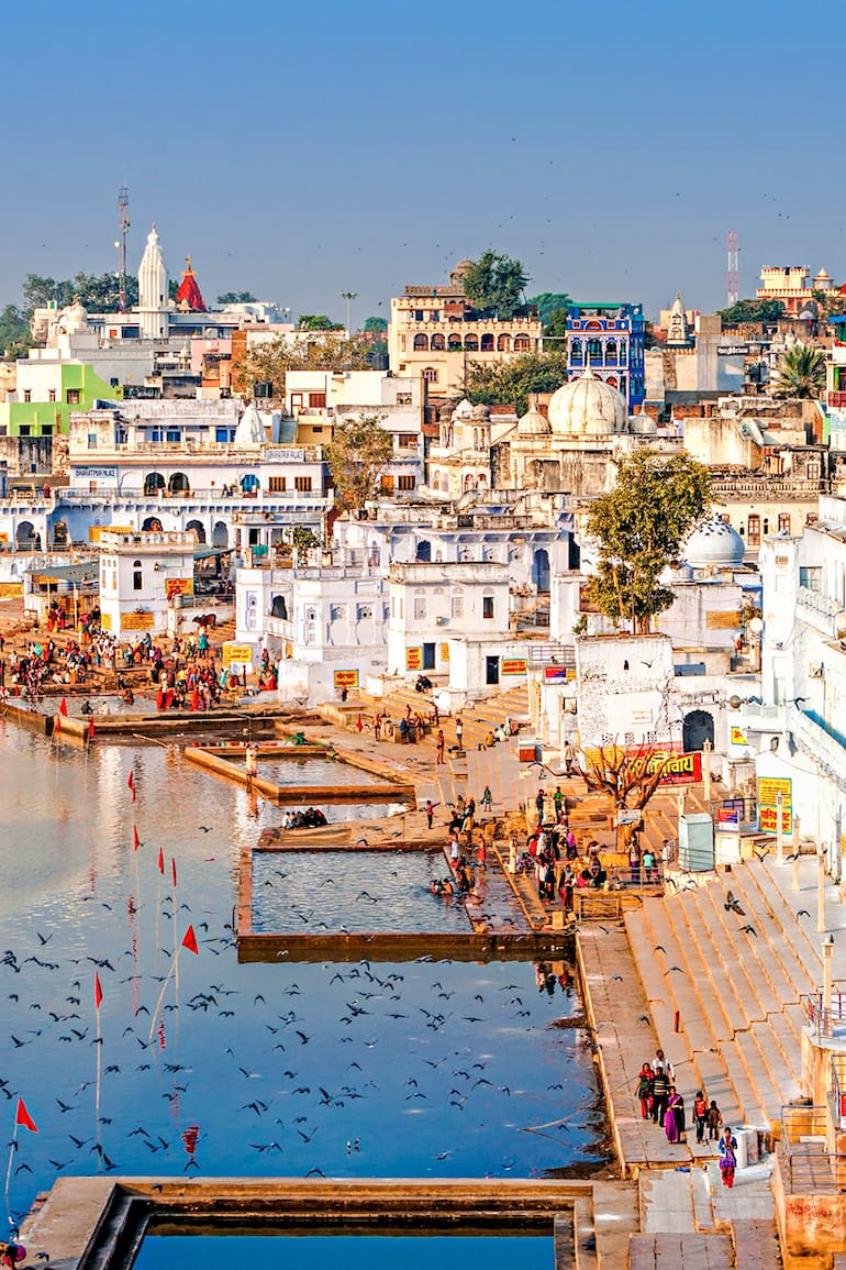 Los peregrinos se bañan en los ghats o escalinatas que rodean al lago sagrado y al templo de Brahma