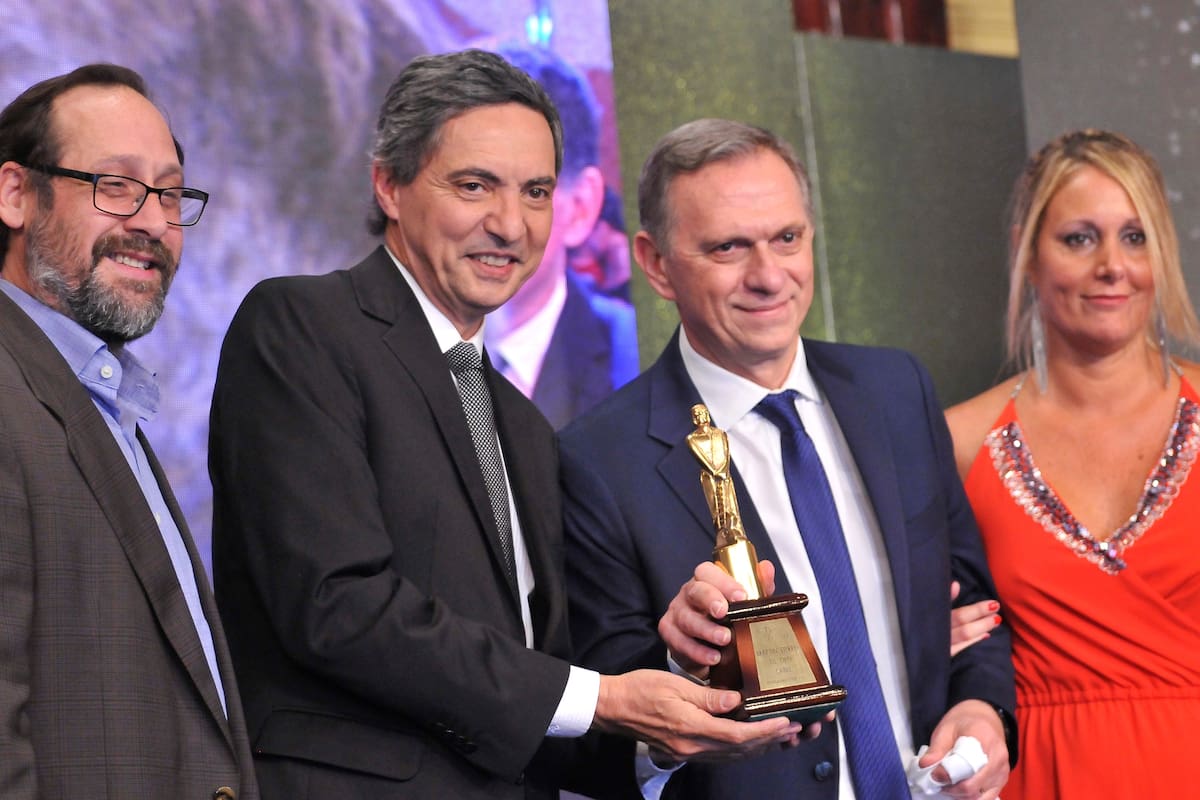Los periodistas de A dos voces, con el Martín Fierro de Oro en la mano