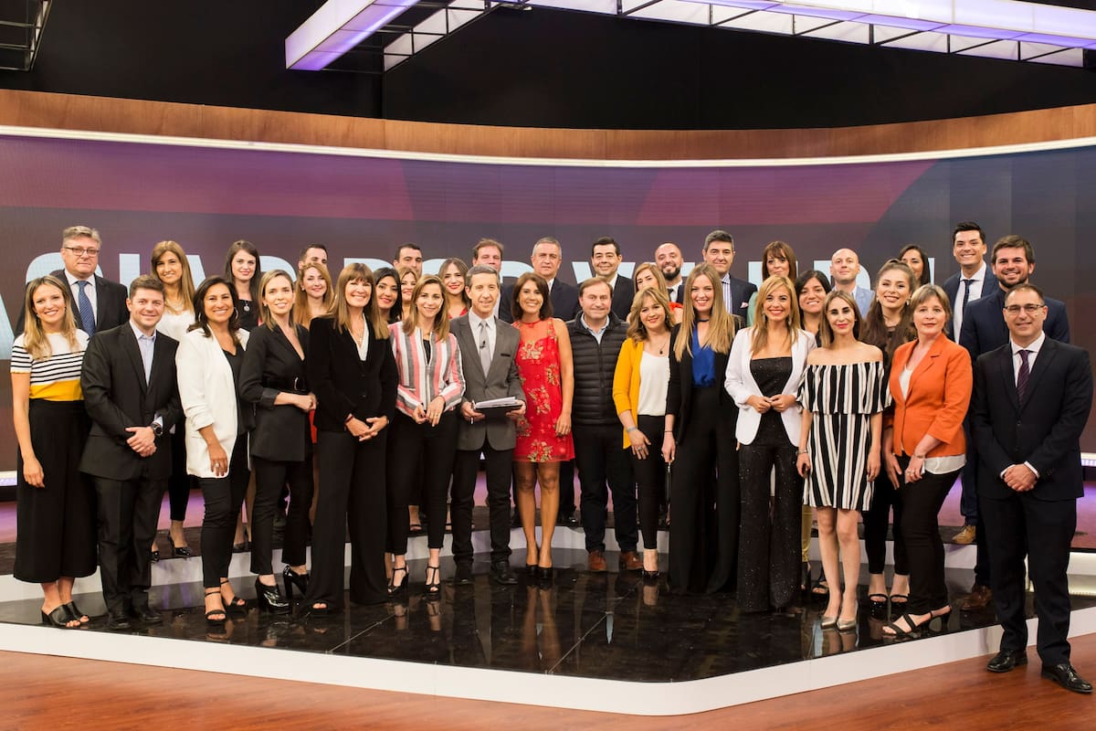 Los periodistas del interior, junto a los conductores de TPA Noticias Daniel López y Gisella Vallone y el gerente de Noticias del canal Nestor Sclauzero