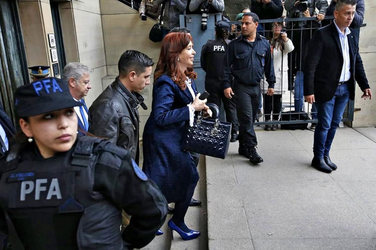 Los periodistas discutieron en Twitter luego de que De Brito publicara el precio de la cartera que la ex mandataria llevó a Comodoro Py.