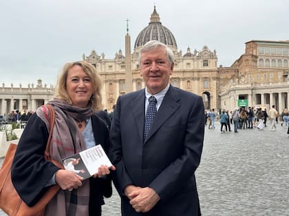 Los periodistas Elisabetta Piqué y Gerard O'Connell escribieron juntos "El último Cónclave. La sorpresa final de Francisco: la elección del papa León XIV"