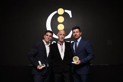 Los periodistas Jota Leonetti (izquierda) y Cristian Romero (derecha), junto a Ernesto Arriaga