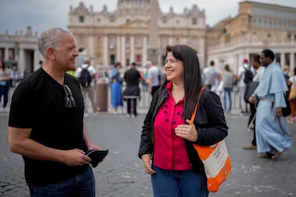 Los periodistas peruanos Pedro Salinas y Paola Ugaz, que denunciaron los abusos del Sodalicio de Vida Cristiana en Perú, en la Plaza de San Pedro en el Vaticano