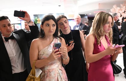 Los periodistas que se encontraban en el evento rápidamente debieron ponerse a trabajar para informar lo que estaba sucediendo