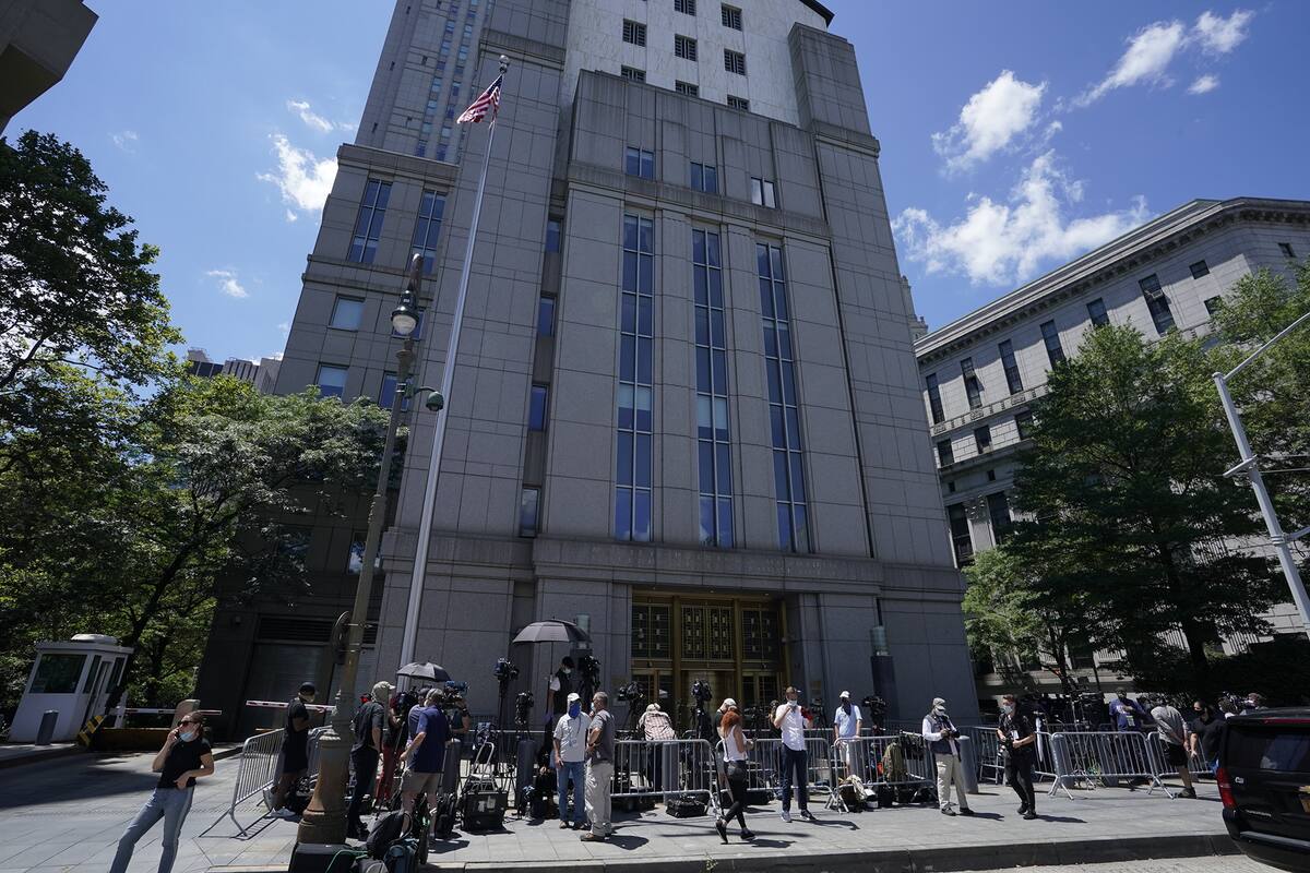 Los periodistas se reúnen fuera mientras Ghislaine Maxwell hace su primera aparición en la corte el 14 de julio de 2020 en el Tribunal del Distrito Sur de Nueva York
