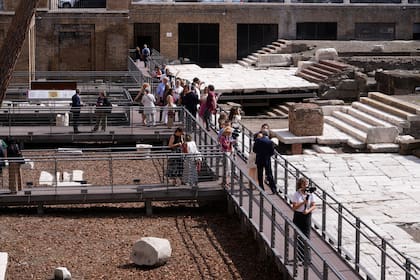 Los periodistas visitan las nuevas pasarelas de la llamada "Área Sagrada" donde cuatro templos, que datan del siglo III a.C., se alzan justo en medio de una de las encrucijadas más concurridas de la Roma moderna, el lunes 19 de junio de 2023. (AP/Domenico Stinellis)