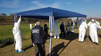 Los peritos de la policía bonaerense trabajaron ayer en el lugar donde fue encontrado el cuerpo de Anahí Benítez