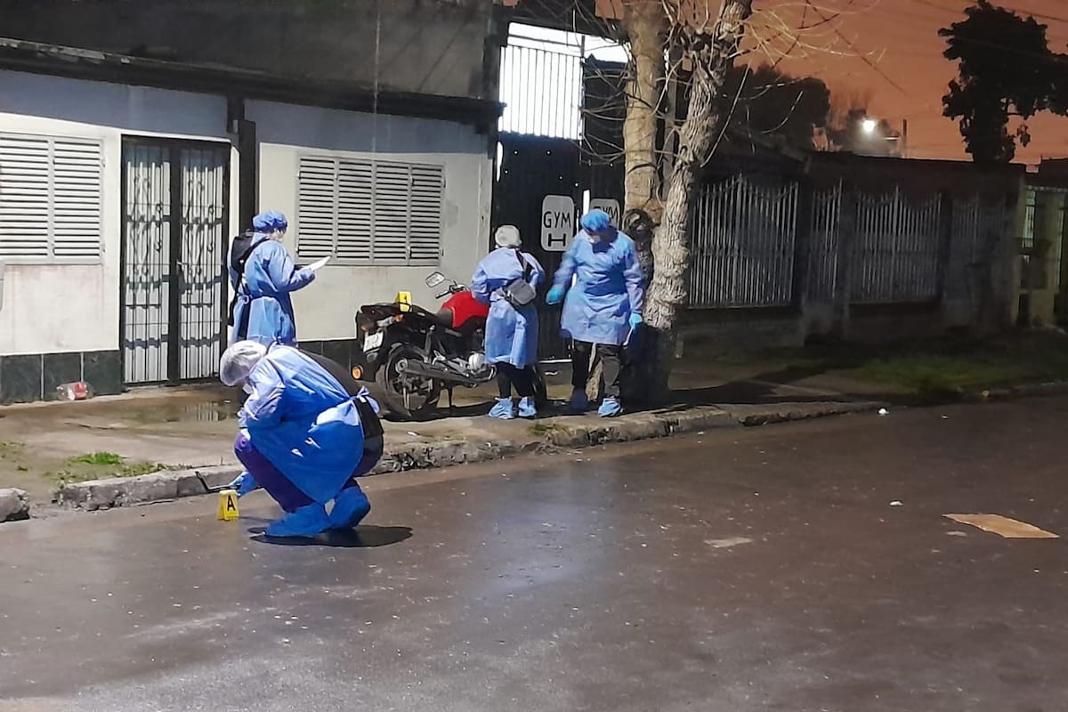 Los peritos, en la escena del crimen del policía en Tucumán