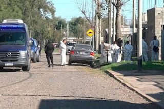 Un hombre y sus dos hijos fueron hallados muertos en una casa: creen que los asesinó y se suicidó