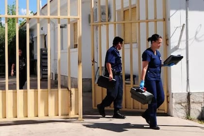 Los peritos policiales que trabajaron en el caso del crimen en Cerro de Oro, cerca de la villa de Merlo, San Luis, donde dos matrimonios fueron asaltados y una mujer murió, aparentemente por hipotermia