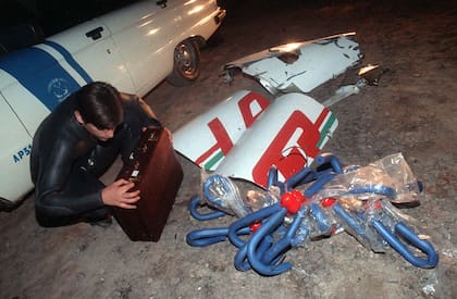 Los peritos revisando los restos encontrados del avión, 1995 (Archivo)
