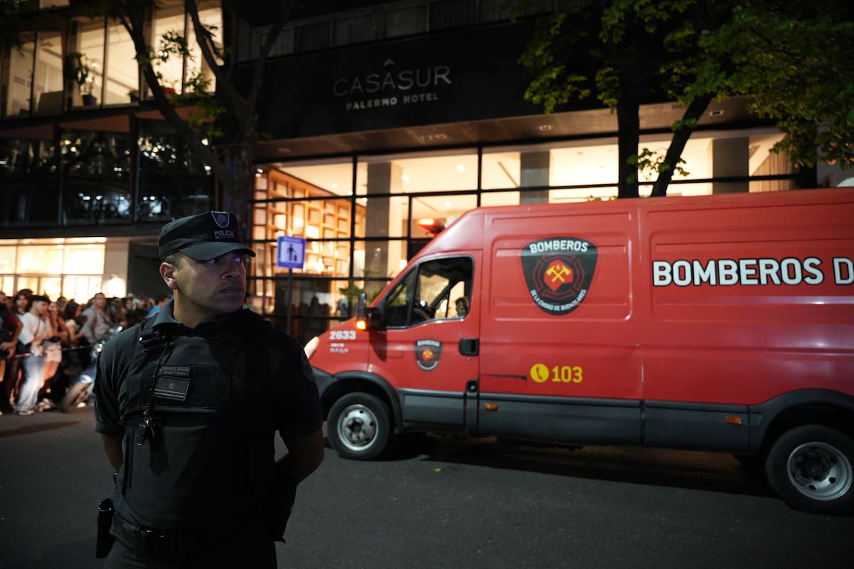 Los peritos se preparan para trasladar el cuerpo de Liam Payne mientras siguen llegando fans al hotel Casa Sur del barrio de Palermo