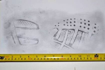 Los peritos toman la huella en la escena, la miden y la documentan