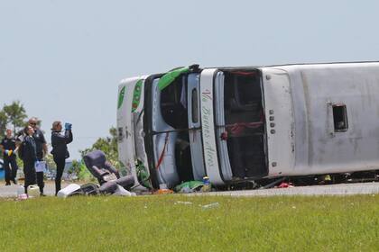 Los peritos trabajan en la zona del accidente y realizan investigaciones en el micro que está en medio de la ruta