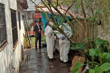 Los peritos trabajan en la casa del sospechoso