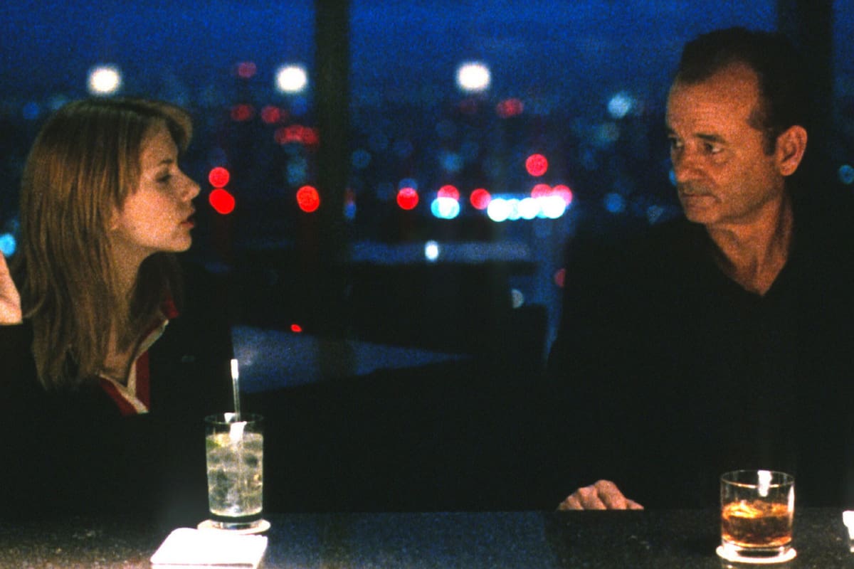 Los personajes de Bill Murray y Scarlett Johansson en "Perdidos en Tokio" cruzan miradas por primera vez en el New York Bar, en el último piso del hotel