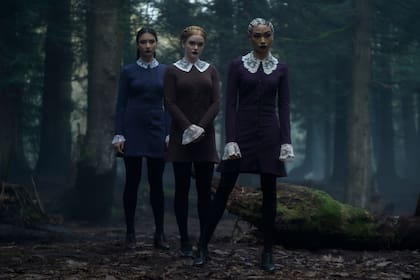 Las hermanas Agatha (Adeline Rudolph), Prudence (Tati Gabrielle) y Dorcas (Abigail Cowen)