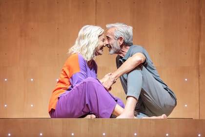 Los personajes de Mercedes Morán e Imanol Arias en una escena en la que cada uno expone qué información mostrar o qué borrar del celular