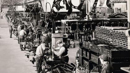 Los personajes de "Un mundo feliz" tienen una admiración casi religiosa por Henry Ford, quien revolucionó la eficiencia industrial con la línea de ensamblaje.