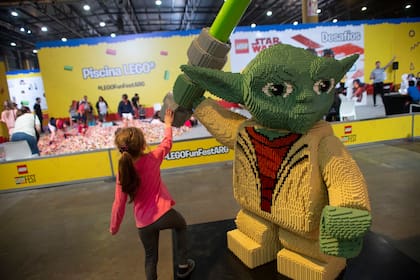 Los personajes hechos enteramente por ladrillos están distribuidos por el salón
