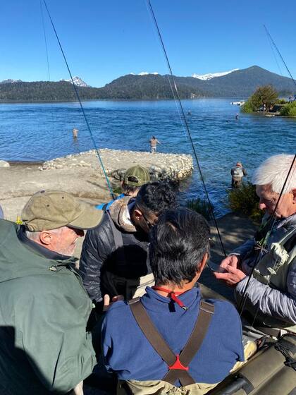Los pescadores se encontraron en la boca del Correntoso y compartieron el júbilo del primer día de la temporada.