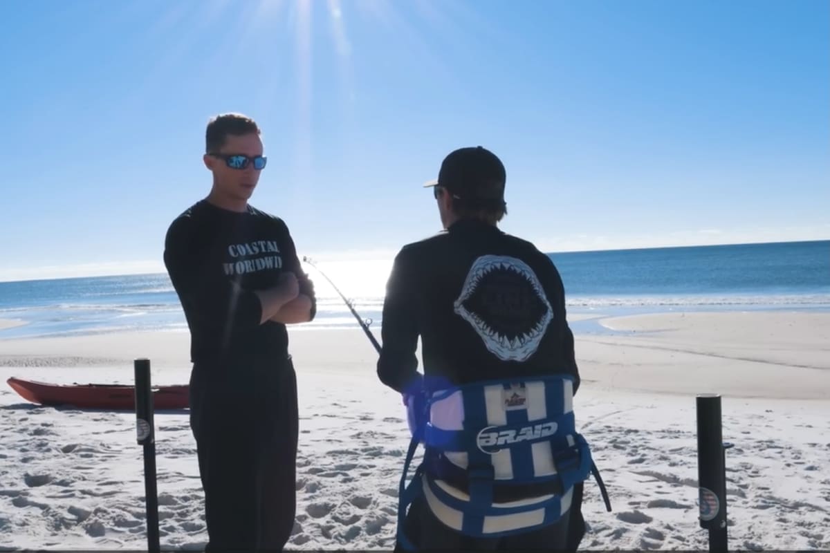 Los pescadores tardaron poco más de una hora para sacar del agua al tiburón blanco, pero los intentos fallaron