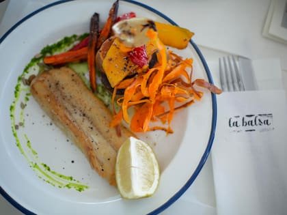Los pescados de la zona dominan la carta del lodge
