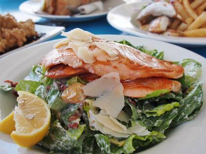 Los pescados grasos como el salmón o los mariscos son de las fuentes naturales más ricas de vitamina D