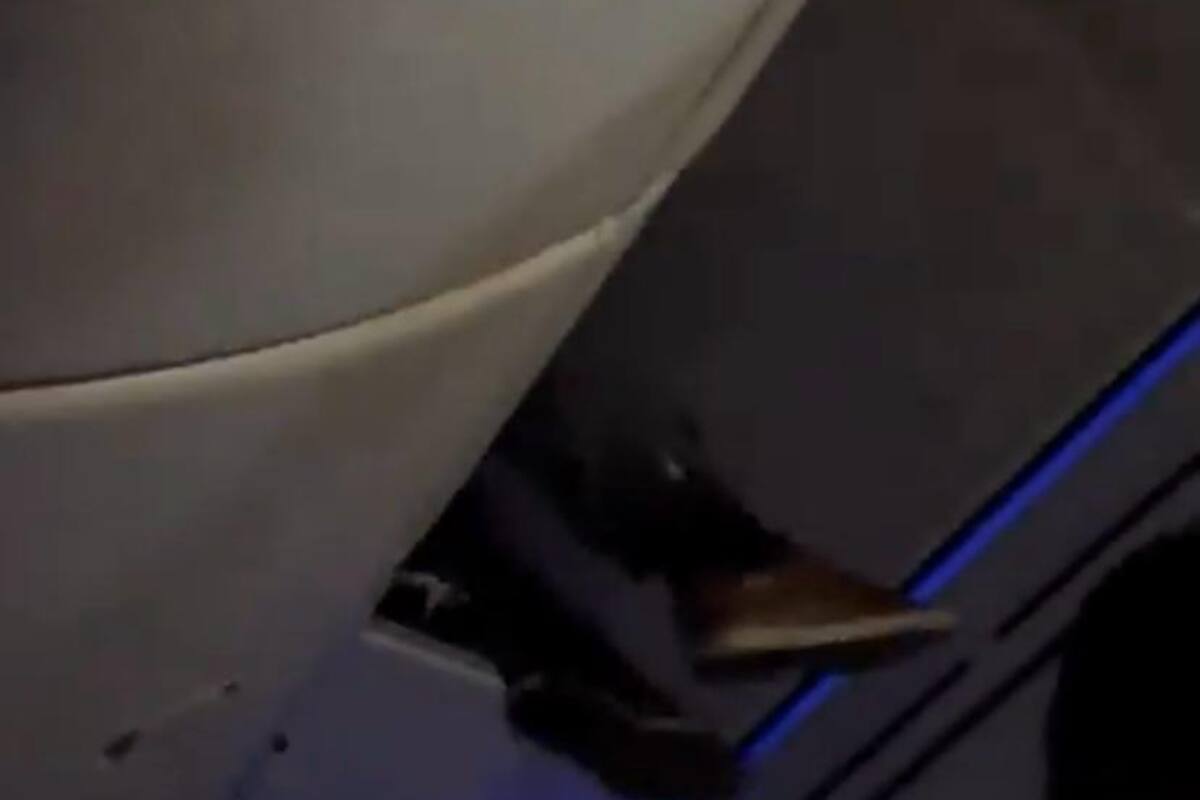 Los pies del hombre que quedó atascado durante una turbulencia en un vuelo de Air europa.