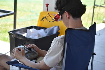 Los pilotos controlan aeronaves conocidads como vehículos aéreso no tripulados (VANT) de alta velocidad a través de una cámara instalada a bordo, utilizando gafas de realidad aumentada FPV (First Person View), un sistema de visión en primera persona que les permite ver exactamente lo que ve el dispositivo en tiempo real