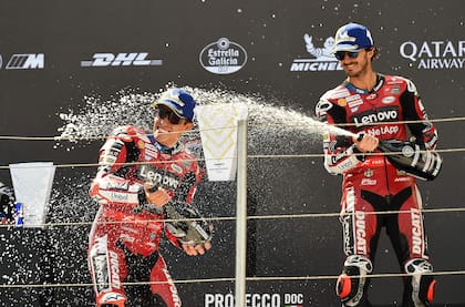 Los pilotos de Ducati festejan en el podio de Hungría; Pecco Bagnaia, que terminó tercero, baña con champagne al ganador, Marc Márquez