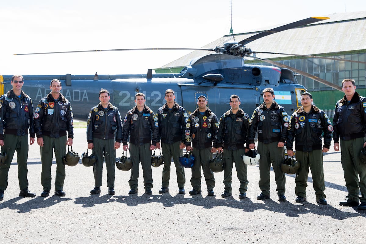 Los pilotos de la Segunda Escuadrilla posan frente a un Sea King en Comandante Espora (Foto: gentileza Fernando Acuña).