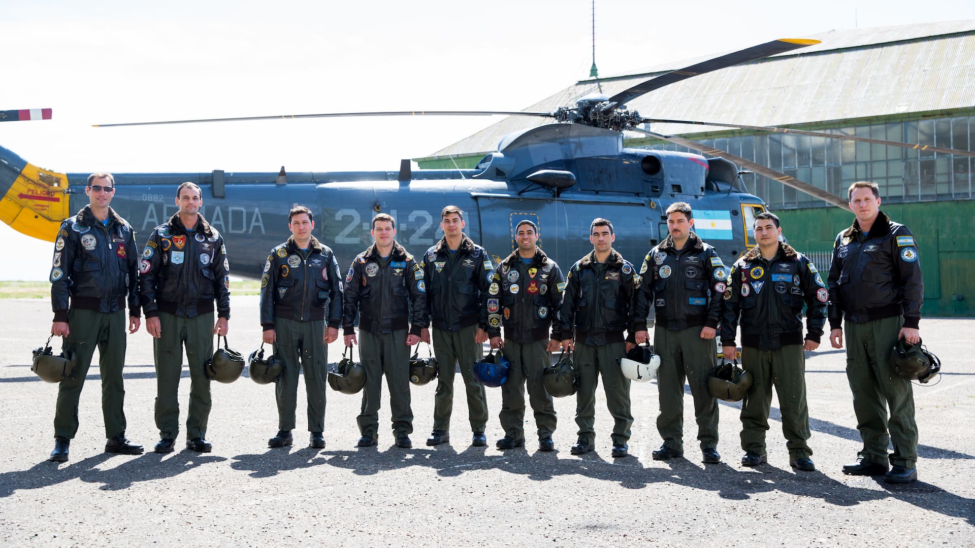 Los pilotos de la Segunda Escuadrilla posan frente a un Sea King en Comandante Espora (Foto: gentileza Fernando Acuña).