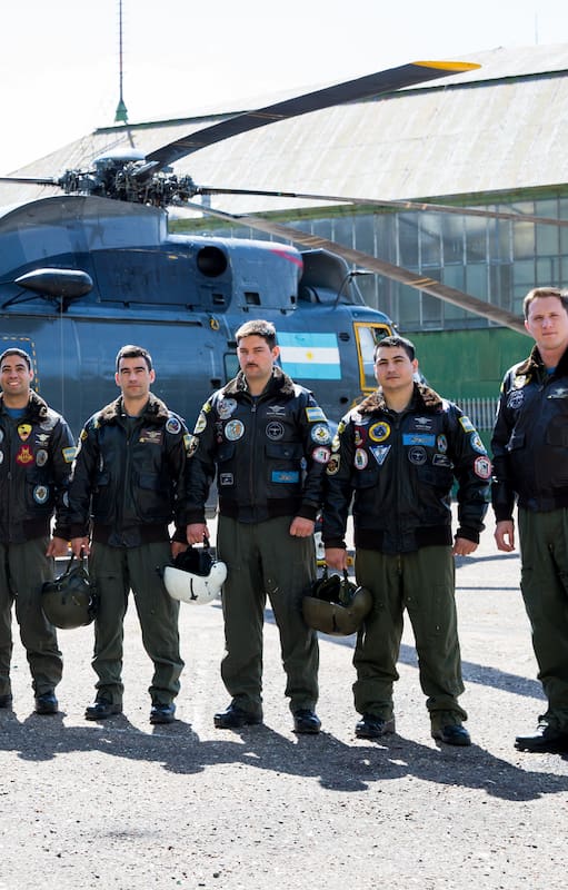 Los pilotos de la Segunda Escuadrilla posan frente a un Sea King en Comandante Espora (Foto: gentileza Fernando Acuña).