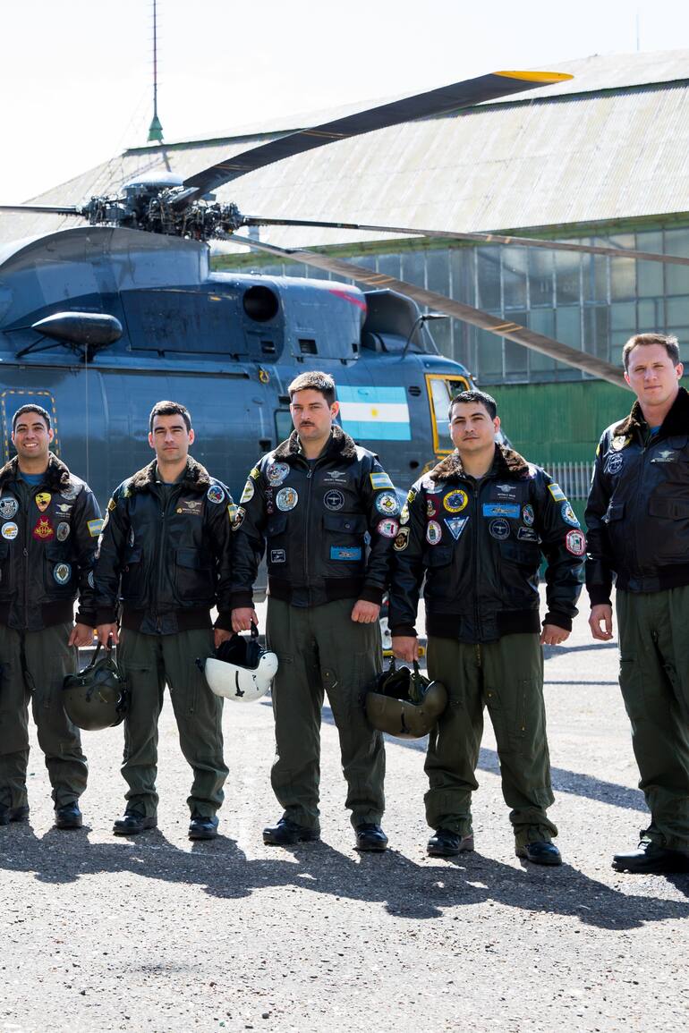 Los pilotos de la Segunda Escuadrilla posan frente a un Sea King en Comandante Espora (Foto: gentileza Fernando Acuña).