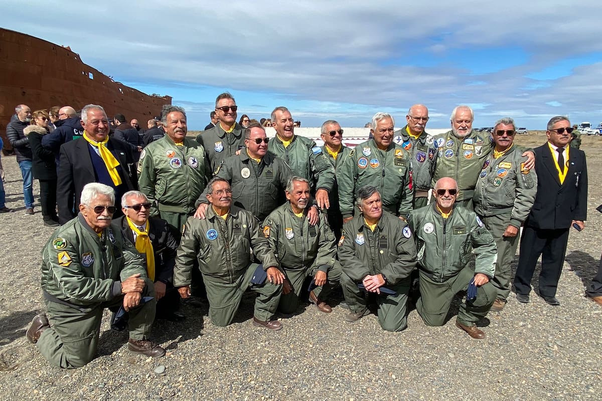 Los pilotos de los dos escuadrones A-4B que componían al 5 Grupo de Caza posan juntos en Punta Loyola frente al buque Marjory Glen