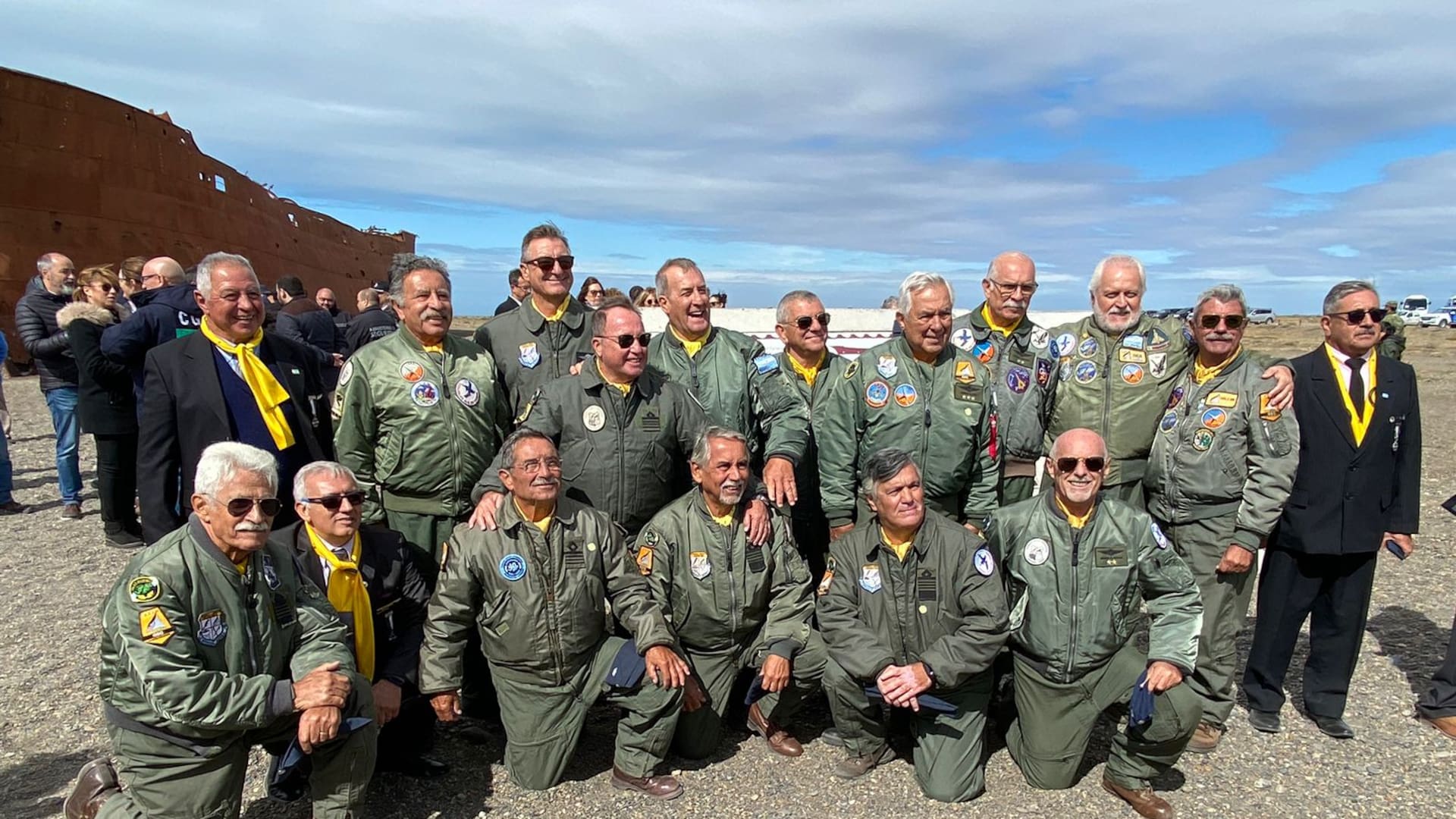 Los pilotos de los dos escuadrones A-4B que componían al 5 Grupo de Caza posan juntos en Punta Loyola frente al buque Marjory Glen