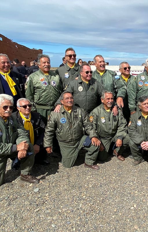 Los pilotos de los dos escuadrones A-4B que componían al 5 Grupo de Caza posan juntos en Punta Loyola frente al buque Marjory Glen