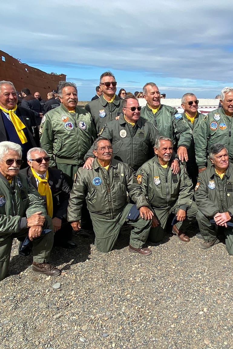 Los pilotos de los dos escuadrones A-4B que componían al 5 Grupo de Caza posan juntos en Punta Loyola frente al buque Marjory Glen