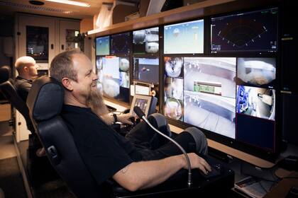 Los pilotos de los robots submarinos durante una revisión del barco apodado Okänt
