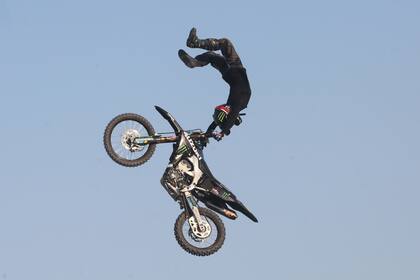 Los pilotos de motos hicieron acrobacias en el aire y Bj Baldwin hizo un gran demostración con su camión de 900 caballos de fuera