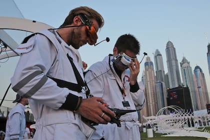 Los pilotos del Drone Prix de Dubai usan anteojos de realidad virtual para seguir el camino de los drones