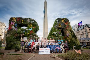 Los pilotos del TC2000 posan con el Obelisco, un monumento símbolo de la ciudad de Buenos Aires, en la previa de la tradicional carrera que desarrollará la categoría en el autódromo porteño