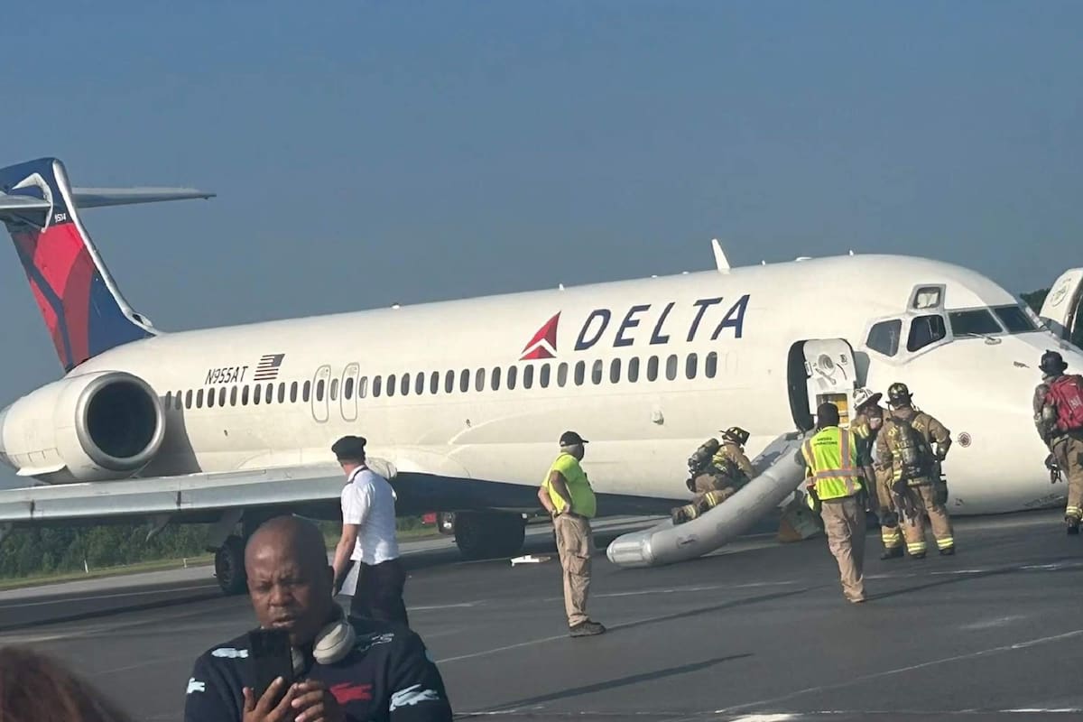 Los pilotos del vuelo de Delta Air Lines lograron descender sin el tren de aterrizaje delantero