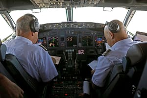 Los pilotos del vuelo LY971, de la aerolínea israelí EL AL