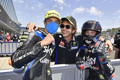 Los pilotos Luca Marini y Marco Bezzechi junto al piloto más exitoso de la historia, Valentino Rossi, que se retiró en 2021 y debuta en esta temporada con una estructura propia en MotoGP.