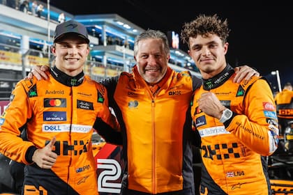 Los pilotos Oscar Piastri y Lando Norris flanquean a Zak Brawn, el jefe de McLaren; la escudería de Woking obtuvo seis triunfos en grandes premios y se alzó con el Mundial de Constructores, tras 26 años