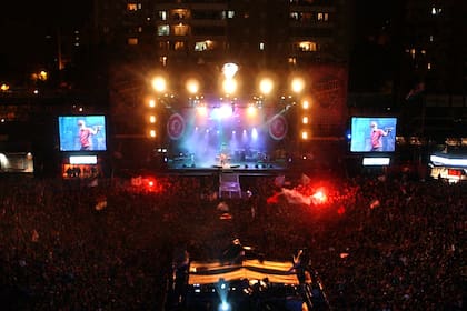 El festival Quilmes Rock regresa en streaming y con fines solidarios; aquí una de sus noches históricas, con Los Piojos en el estadio de Ferro, en 2004