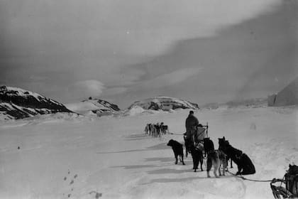 Los pioneros. Primer cruce de la península antártica, realizado en 1952 por la dotación de la base San Martín